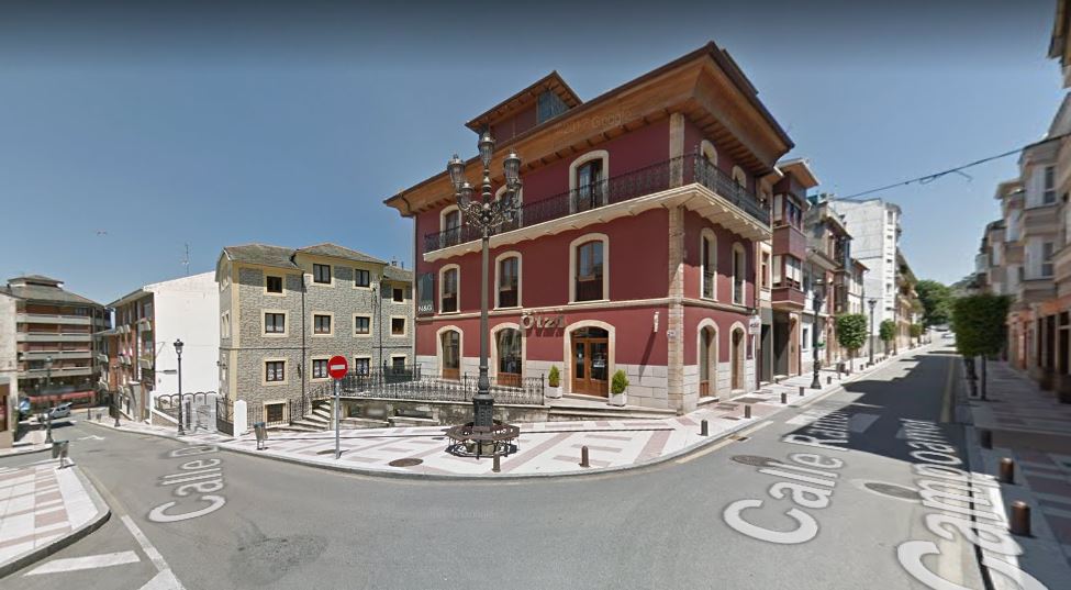 Byggnad till salu i Navia