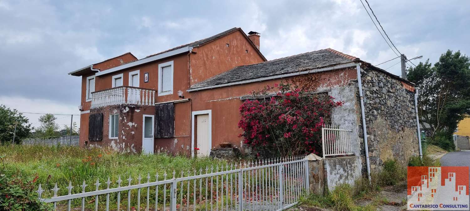 Casa Habitable y Finca edificable con Muchas Posibilidades en Prendones, El Franco, Asturias.