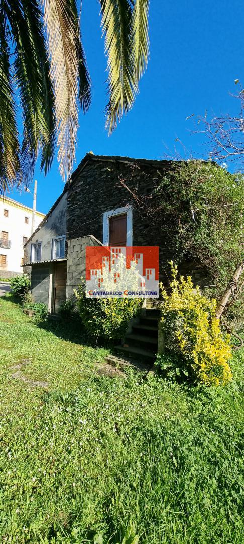 Finca Edificable con Casa a Rehabilitar y Hórreo en estado aceptable en Villacondide, Coaña