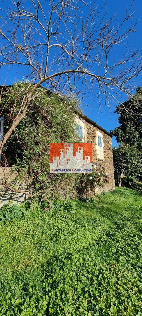 Finca Edificable con Casa a Rehabilitar y Hórreo en estado aceptable en Villacondide, Coaña