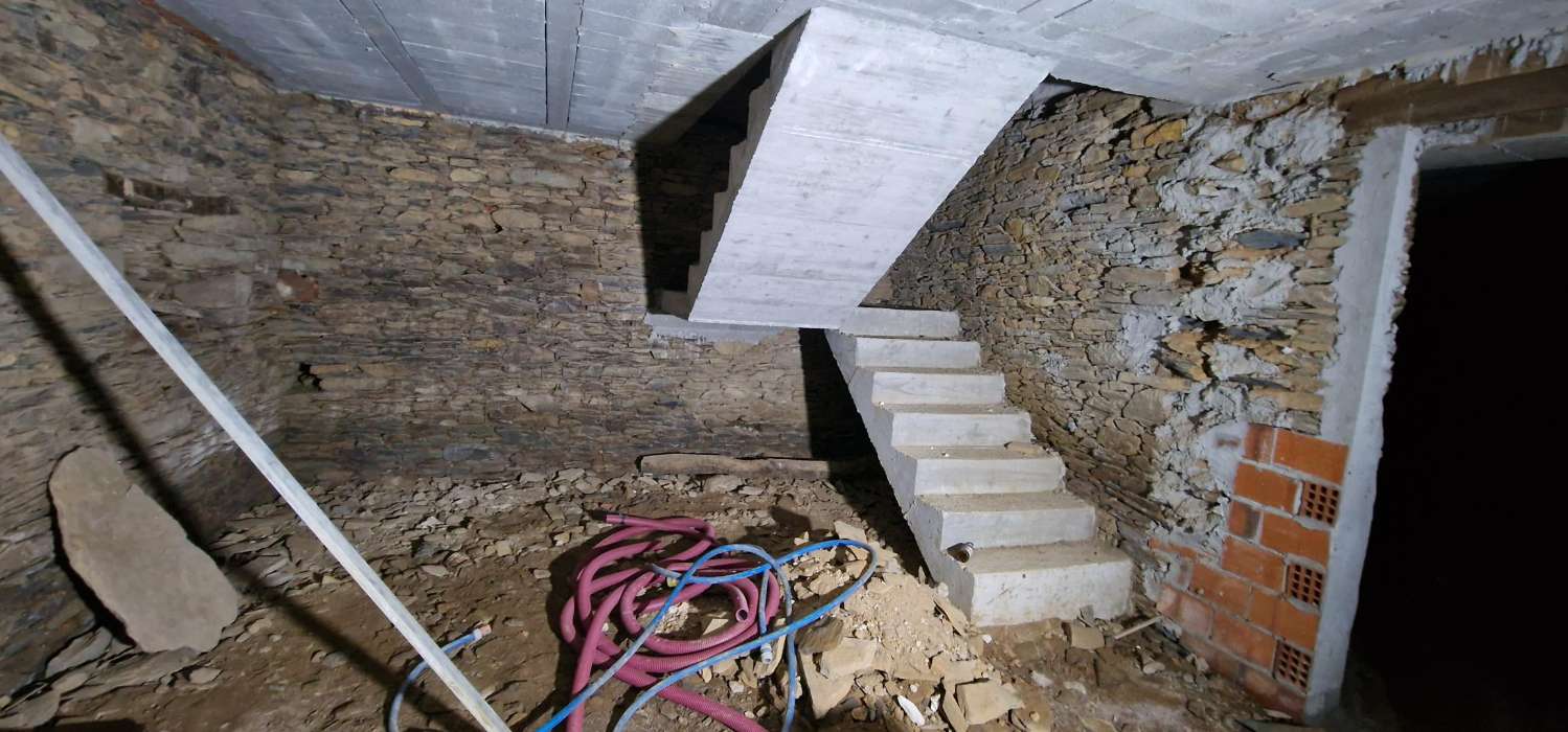 ZONA NAVIA - CASA ESTRUCTURA NUEVA 250 METROS SIN TERMINAR INTERIOR