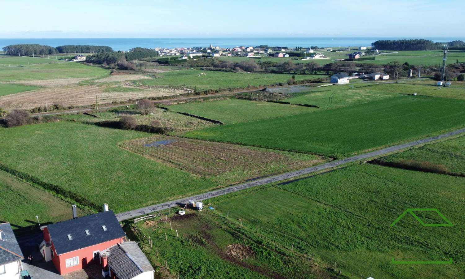 HUIS MET 2 HUIZEN, BIJLAGEN EN EIGENDOM ZEER DICHT BIJ STRANDEN IN LA DEVESA - RIBADEO - LUGO