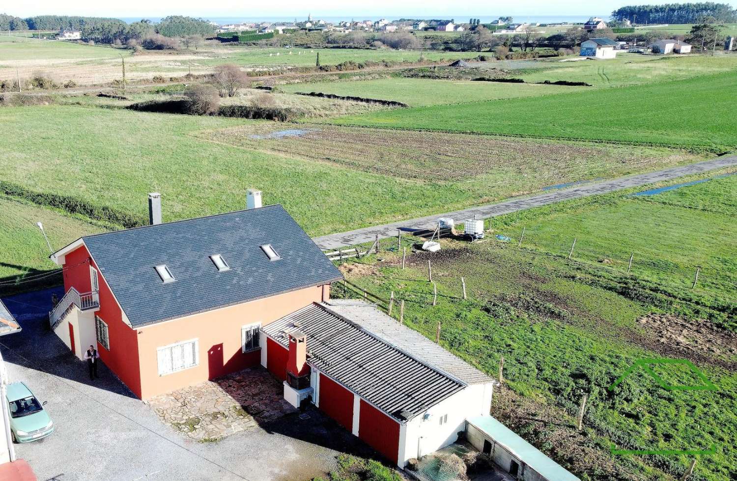 CASA CON 2 VIVIENDAS, ANEJOS Y FINCA MUY CERCA DE PLAYAS EN LA DEVESA  - RIBADEO - LUGO