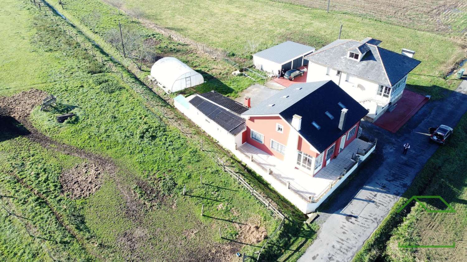 HUIS MET 2 HUIZEN, BIJLAGEN EN EIGENDOM ZEER DICHT BIJ STRANDEN IN LA DEVESA - RIBADEO - LUGO