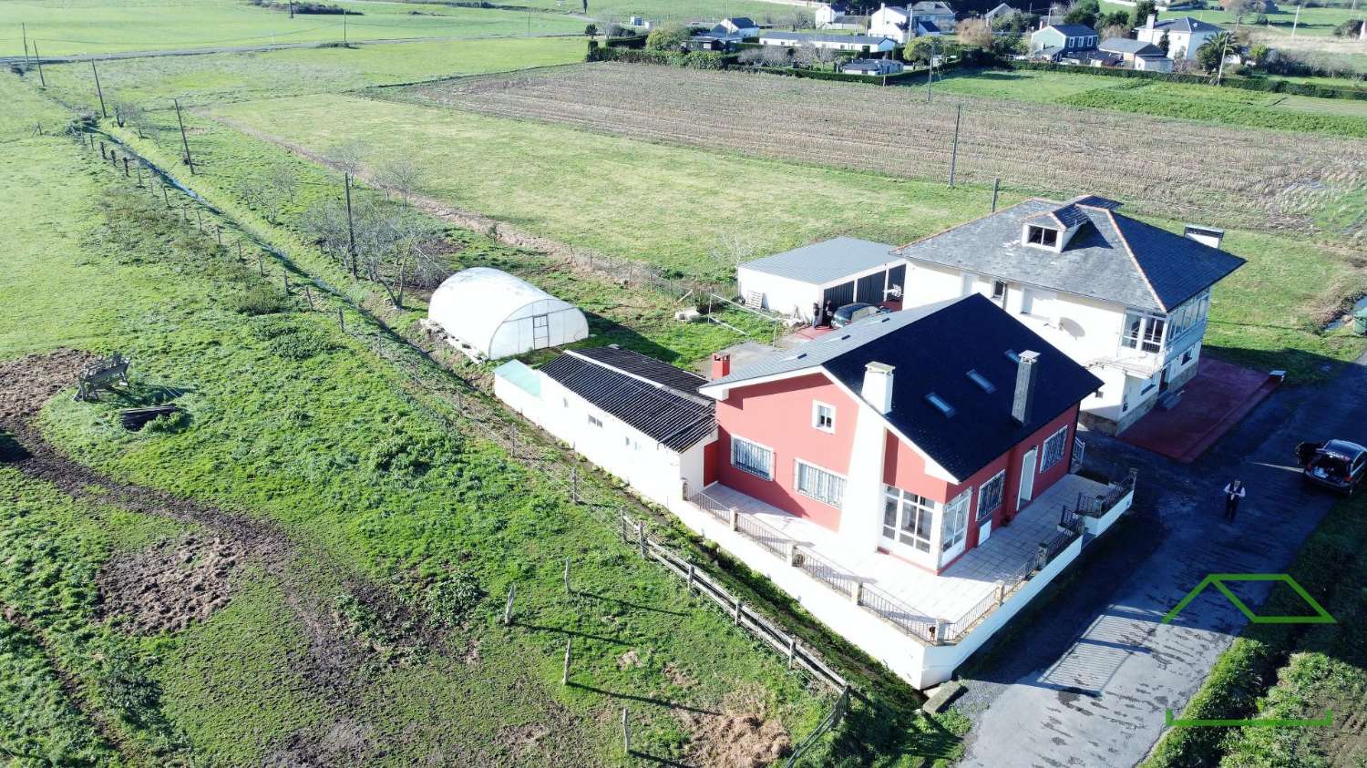 HUIS MET 2 HUIZEN, BIJLAGEN EN EIGENDOM ZEER DICHT BIJ STRANDEN IN LA DEVESA - RIBADEO - LUGO