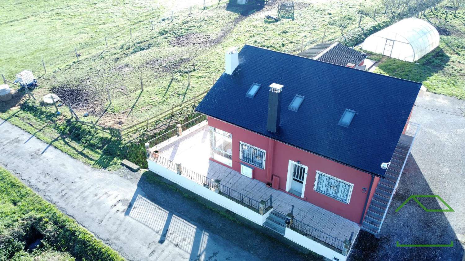 HUIS MET 2 HUIZEN, BIJLAGEN EN EIGENDOM ZEER DICHT BIJ STRANDEN IN LA DEVESA - RIBADEO - LUGO