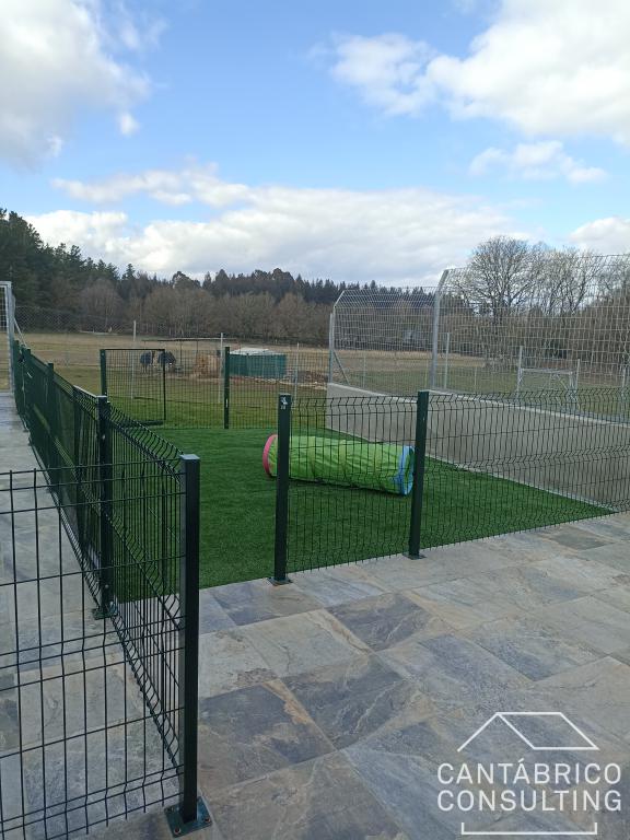 HOTEL-RESIDENCIA DE MASCOTAS CON VIVIENDA EN VENTA  AL LADO DE  LUGO