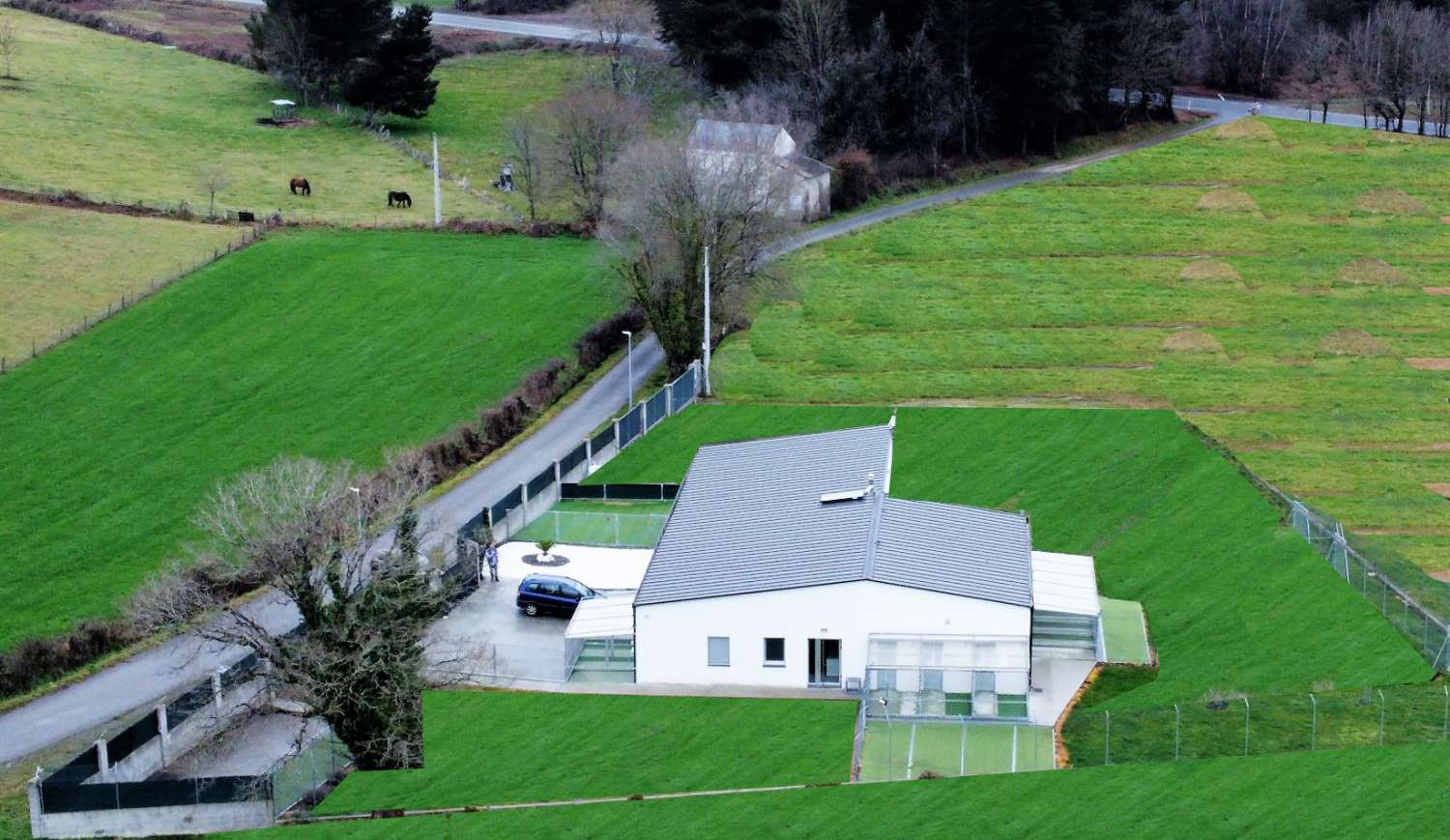 HOTEL-RESIDENCIA DE MASCOTAS CON VIVIENDA EN VENTA  AL LADO DE  LUGO