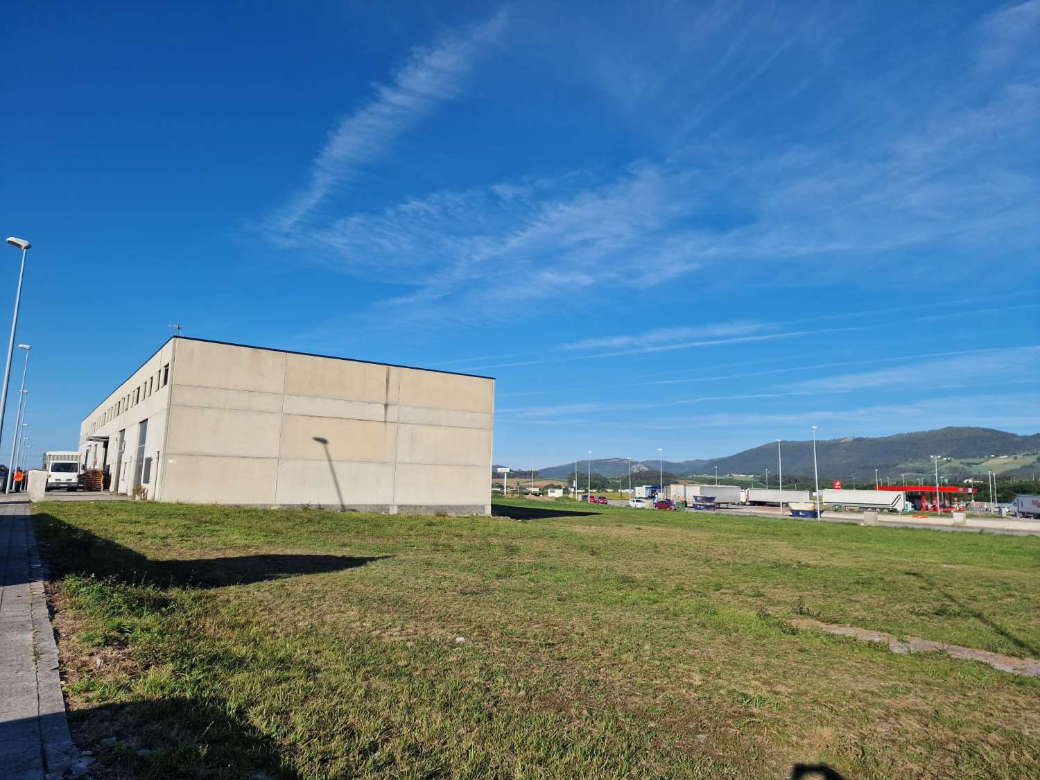 PARCELA INDUSTRIAL DE 2.811 METROS CON EDIFICABILIDAD DE  4.171m    EN POLIGONO SALCEDO - NAVIA