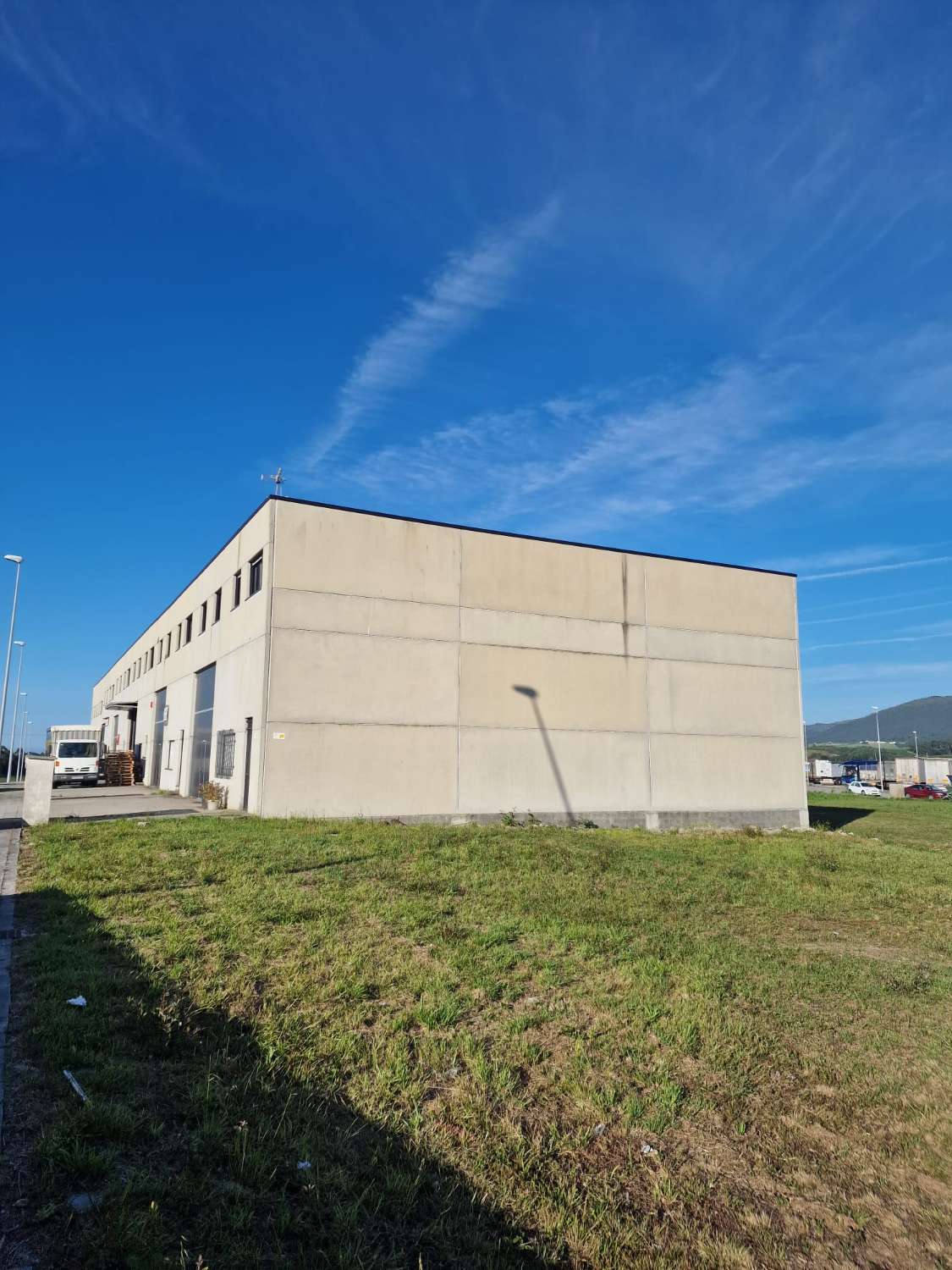 PARCELA INDUSTRIAL DE 2.811 METROS CON EDIFICABILIDAD DE  4.171m    EN POLIGONO SALCEDO - NAVIA