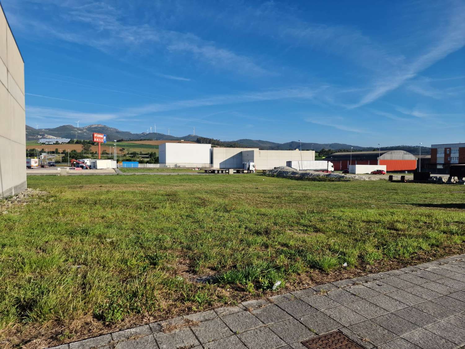 PARCELA INDUSTRIAL DE 2.811 METROS CON EDIFICABILIDAD DE  4.171m    EN POLIGONO SALCEDO - NAVIA