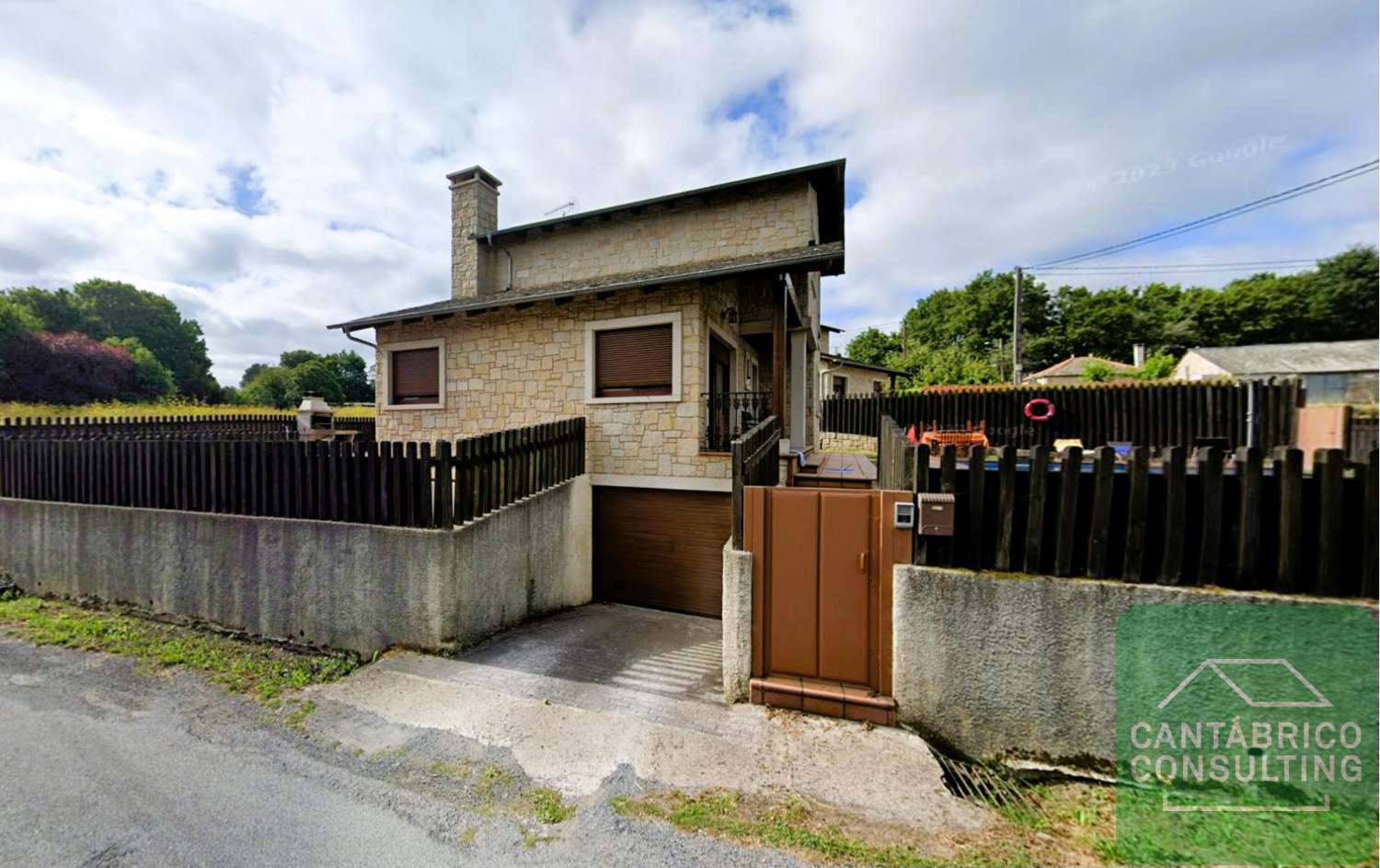 CASA CON FINCA CERRADA Y PISCINA AL LADO DE LUGO – SANTO MATIAS – O VERAL – LUGO