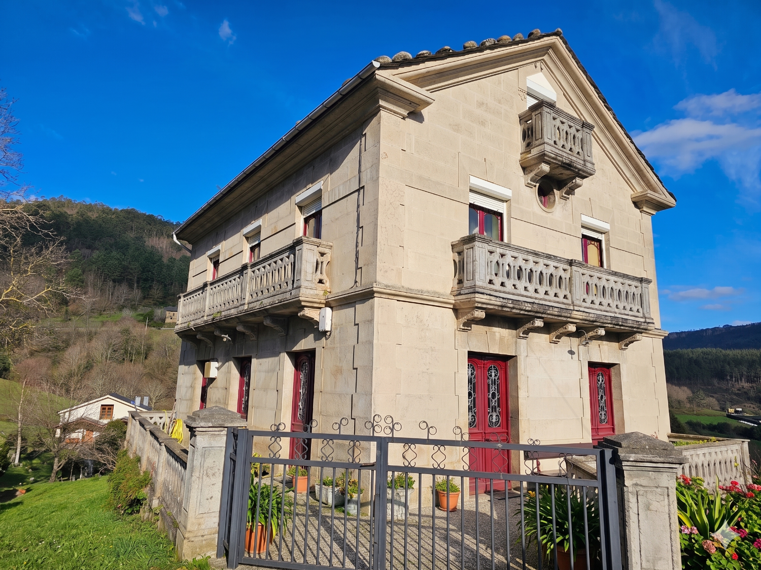 GRAN CASA  ESPECIAL ESTILO INDIANO CON VISTAS DE ENSUEÑO EN DOIRAS BOAL - ASTURIAS