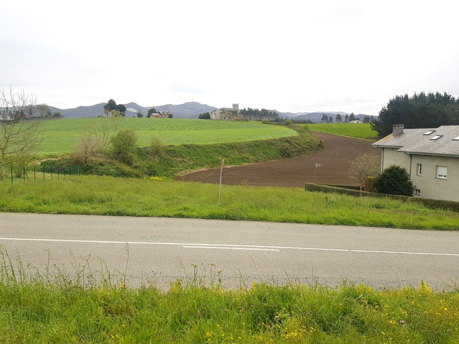 Parcela Edificable en Andes, al lado de Navia. Servicios en Parcela