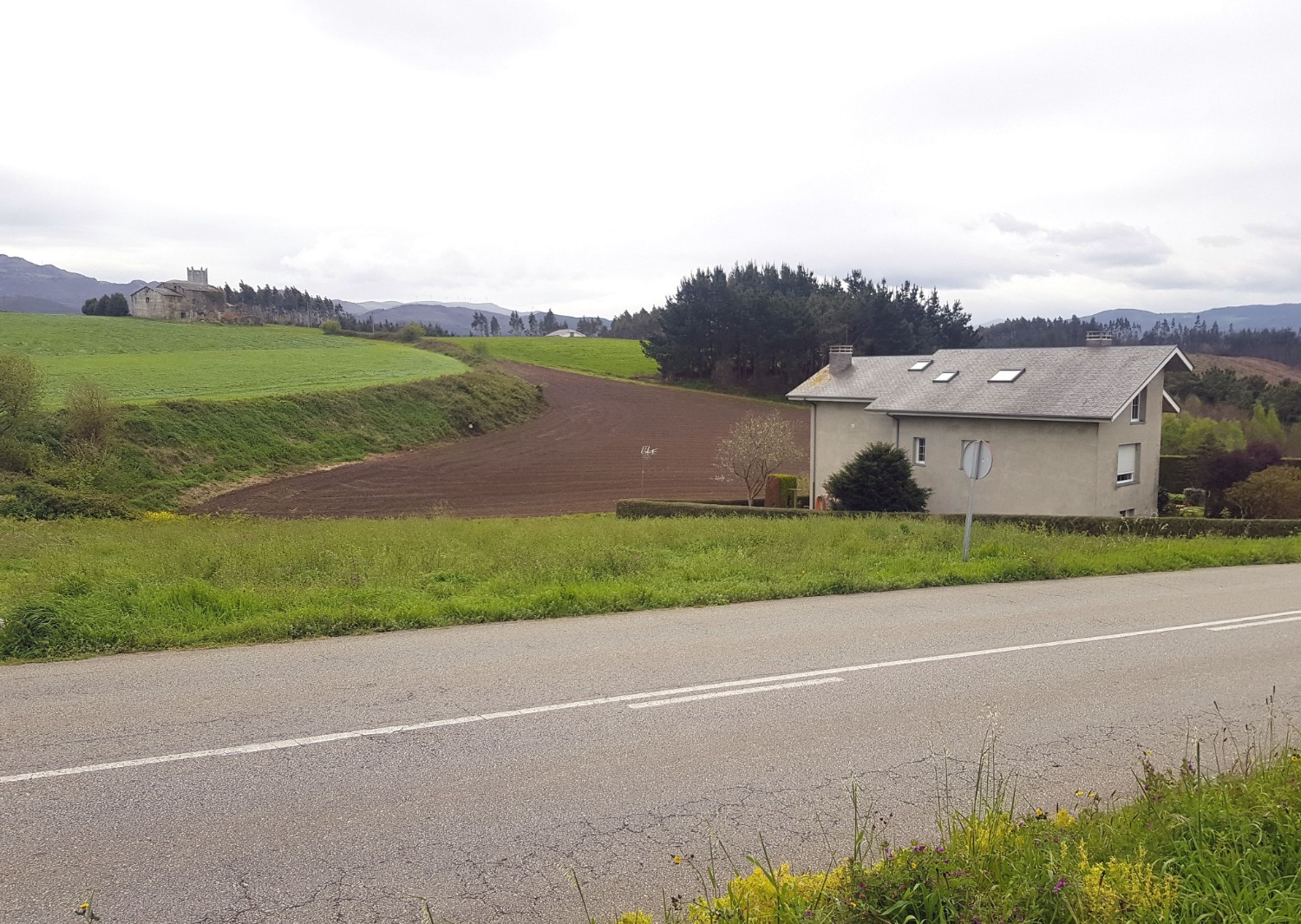 Parcela Edificable en Andes, al lado de Navia. Servicios en Parcela