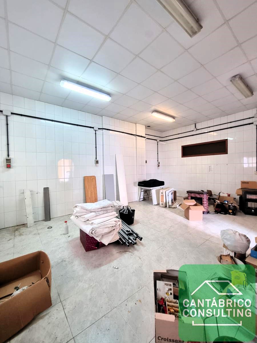 BAJO COMERCIAL JUNTO AL PUERTO DE FOZ, LUGO