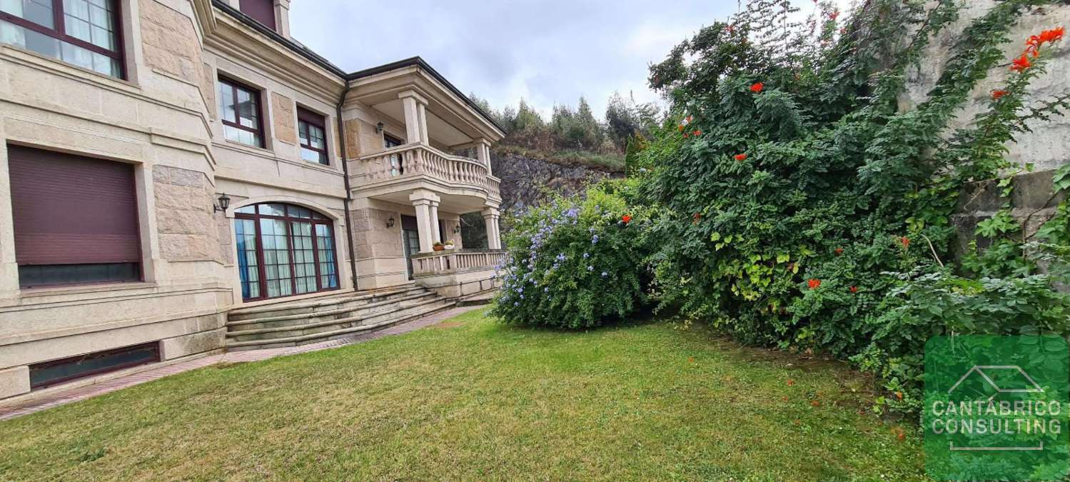 **Impresionante Chalet Clásico en Navia: Lujo y Espacio a Escala Monumental Para Acondicionar y actualizar**