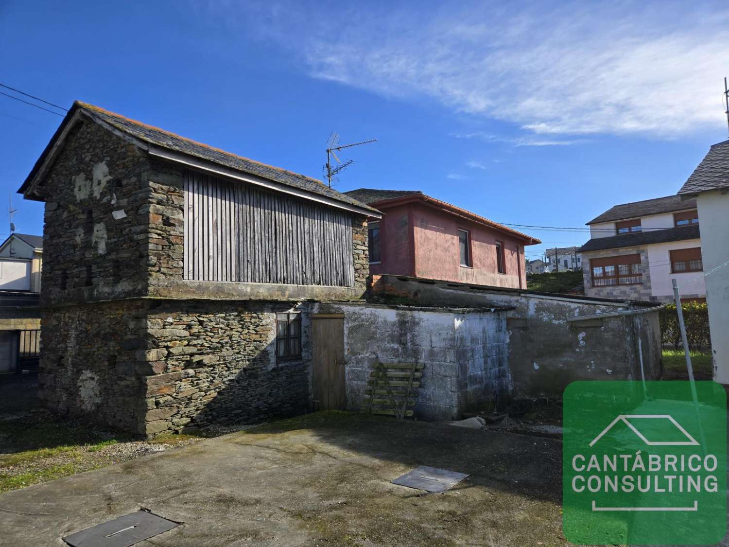 VIGO - PUERTO DE VEGA - NAVIA - CASA TRADICIONAL BUEN ESTADO CON FINCA CERRADA Y NAVE