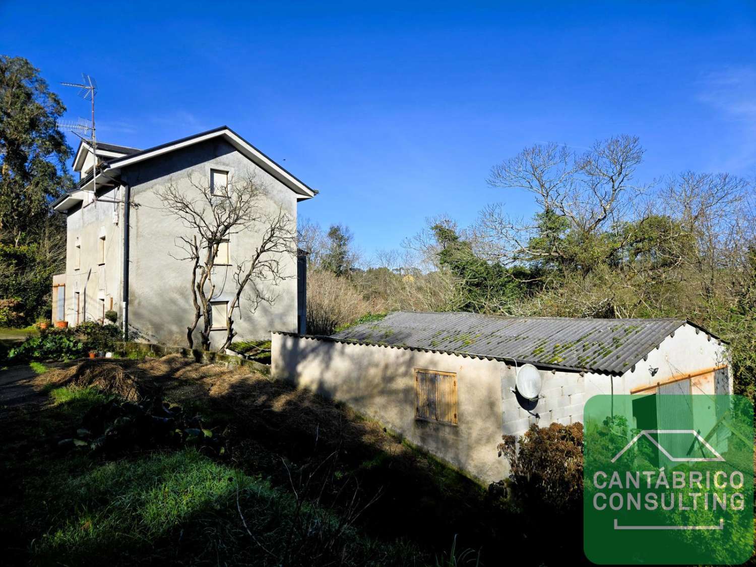 Vivienda Unifamiliar Habitable, con finca, al lado del Rio, con varios Anejos, Perdida y al lado de NAVIA, Asturias.