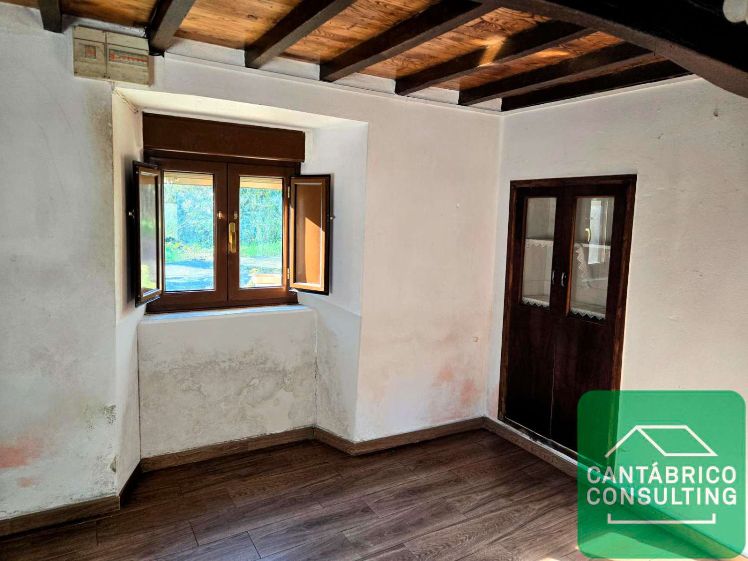Vivienda Unifamiliar Habitable, con finca, al lado del Rio, con varios Anejos, Perdida y al lado de NAVIA, Asturias.
