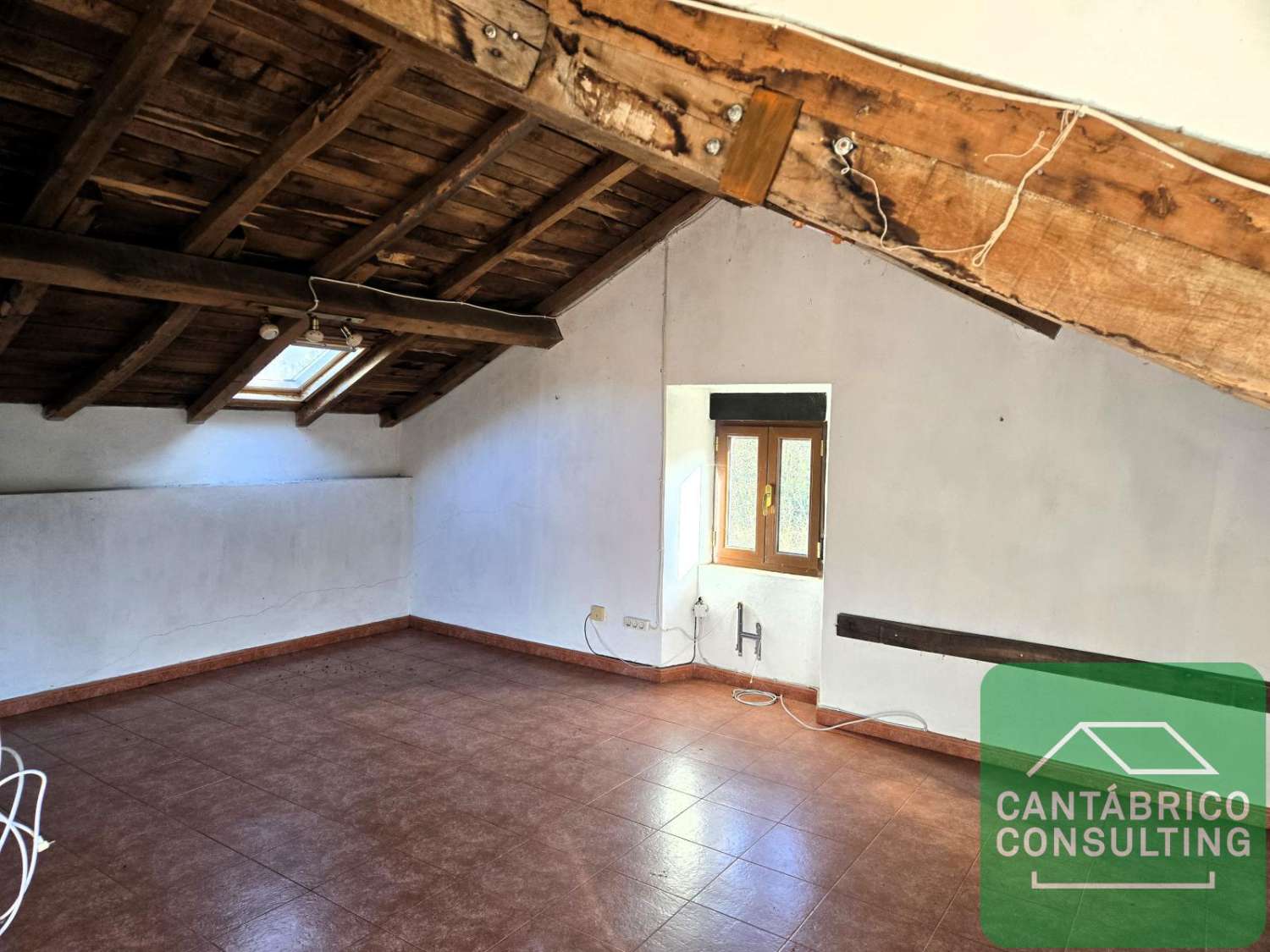 Vivienda Unifamiliar Habitable, con finca, al lado del Rio, con varios Anejos, Perdida y al lado de NAVIA, Asturias.