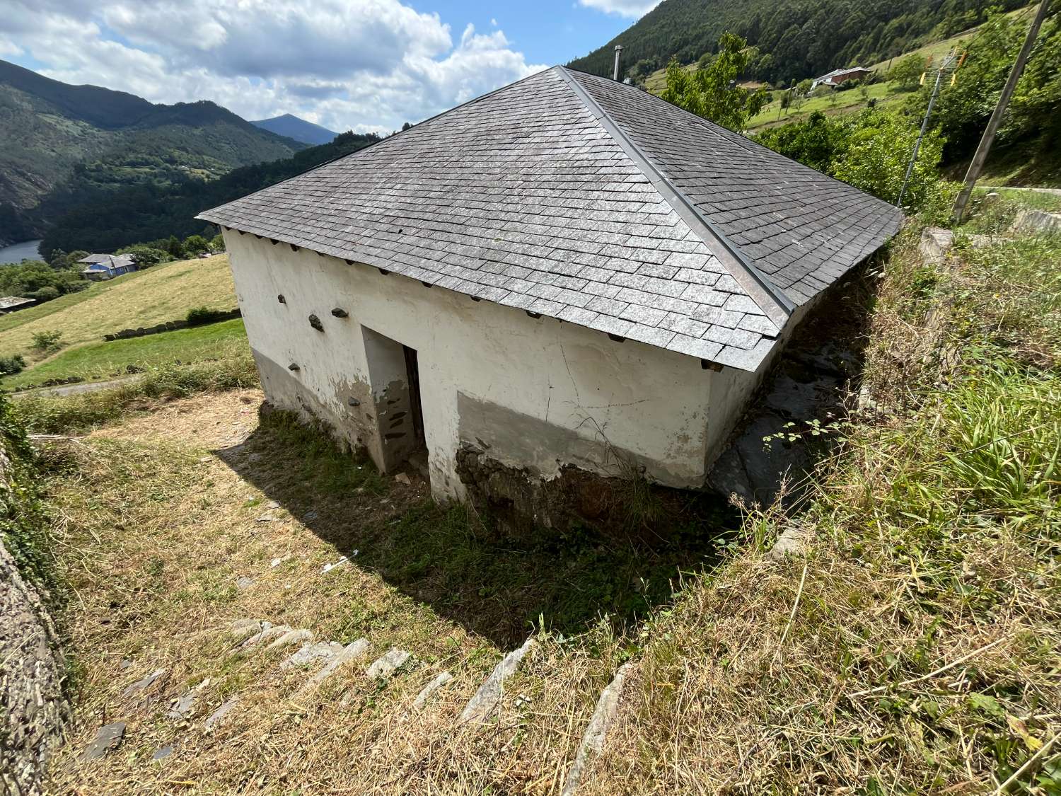 -VENTA DE CASA RÚSTICA EN SERANDINAS – BOAL (ASTURIAS).-