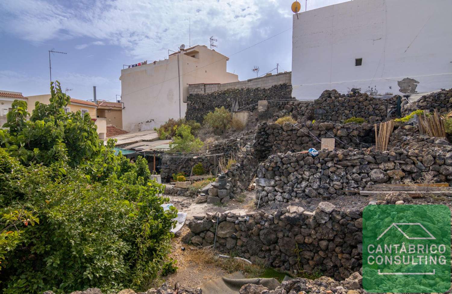 GUIA DE ISORA CASA CON TERRENO URBANO IDEAL INVERSORES
