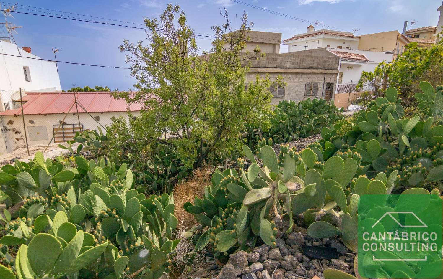 GUIA DE ISORA CASA CON TERRENO URBANO IDEAL INVERSORES