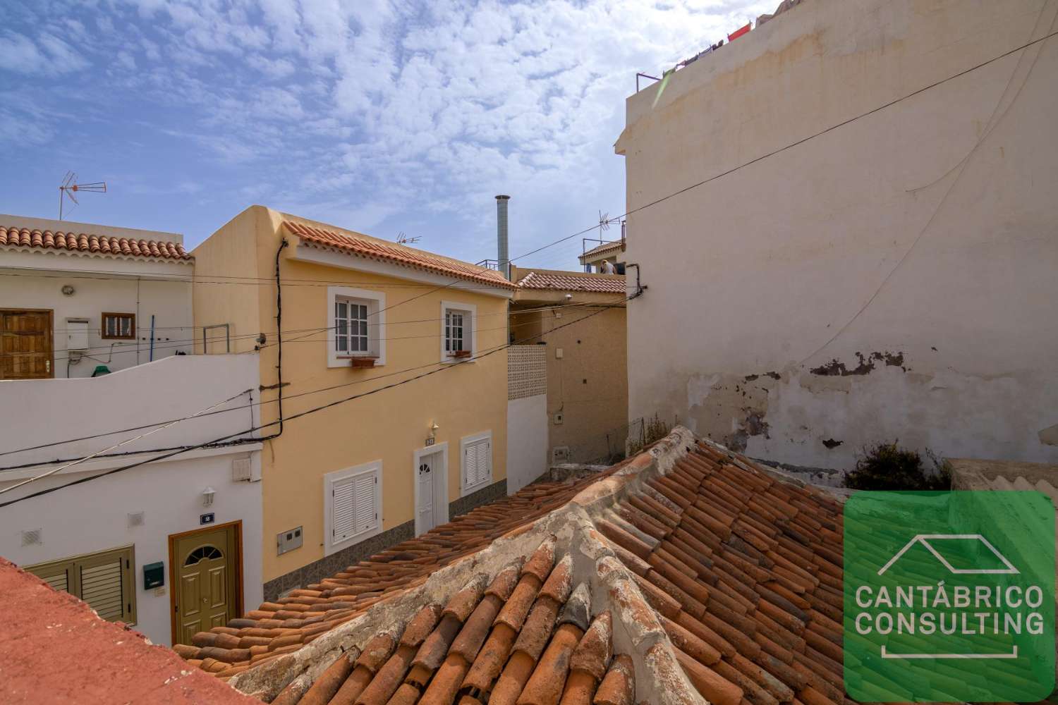 GUIA DE ISORA CASA CON TERRENO URBANO IDEAL INVERSORES