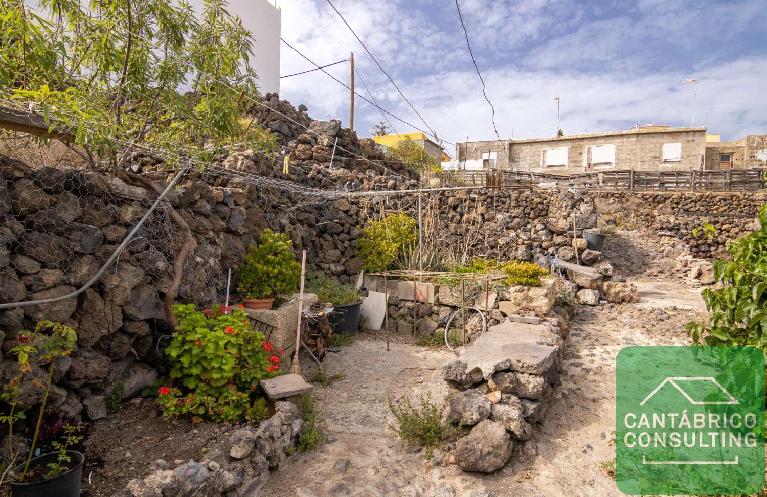 GUIA DE ISORA CASA CON TERRENO URBANO IDEAL INVERSORES