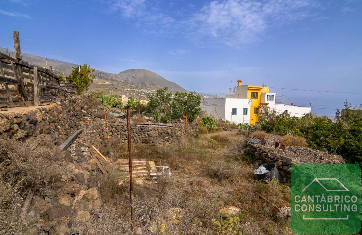 GUIA DE ISORA CASA CON TERRENO URBANO IDEAL INVERSORES