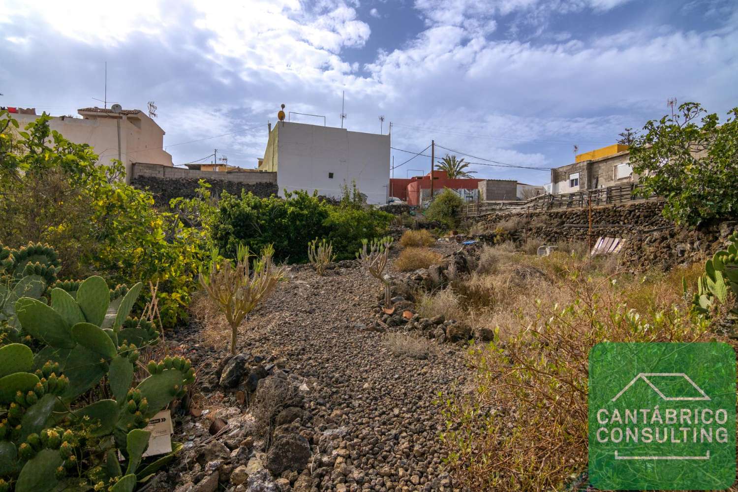 GUIA DE ISORA CASA CON TERRENO URBANO IDEAL INVERSORES