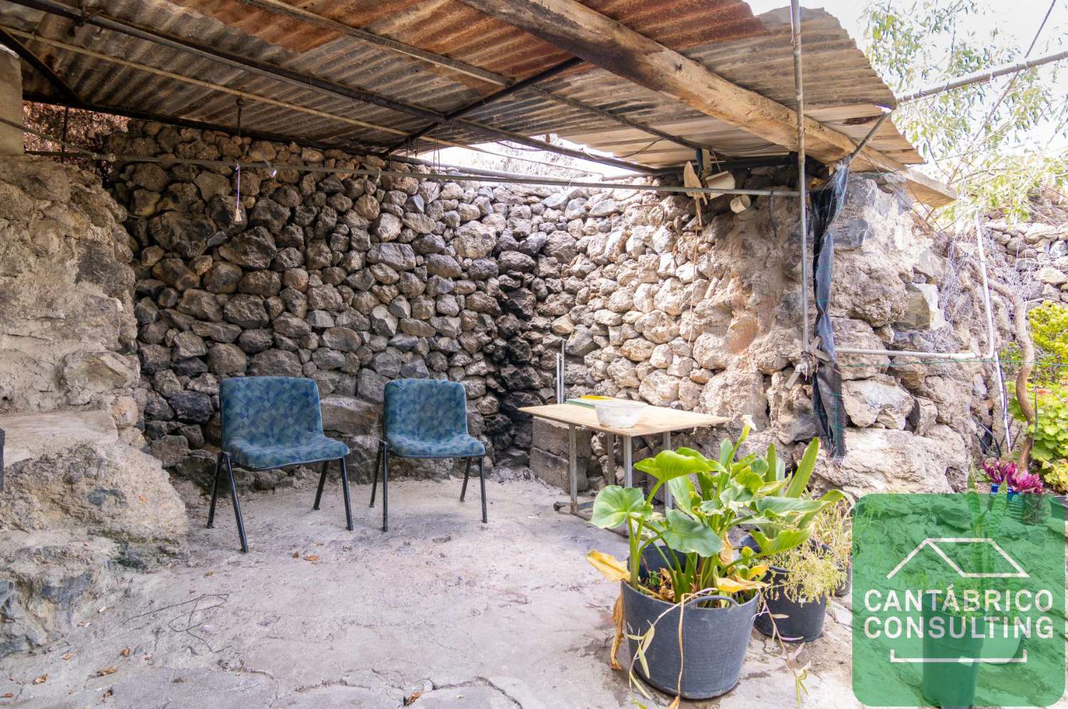GUIA DE ISORA CASA CON TERRENO URBANO IDEAL INVERSORES
