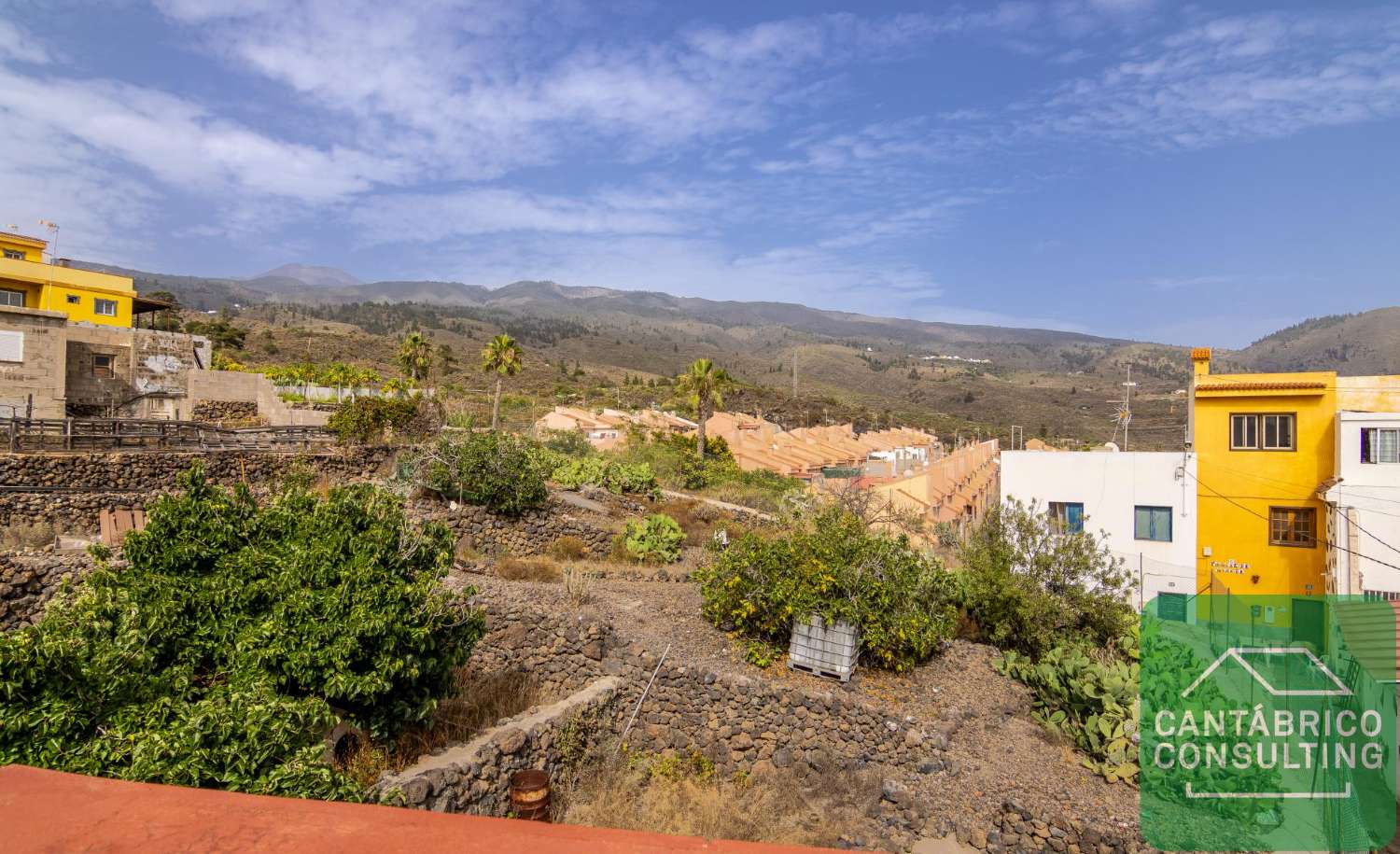 GUIA DE ISORA CASA CON TERRENO URBANO IDEAL INVERSORES