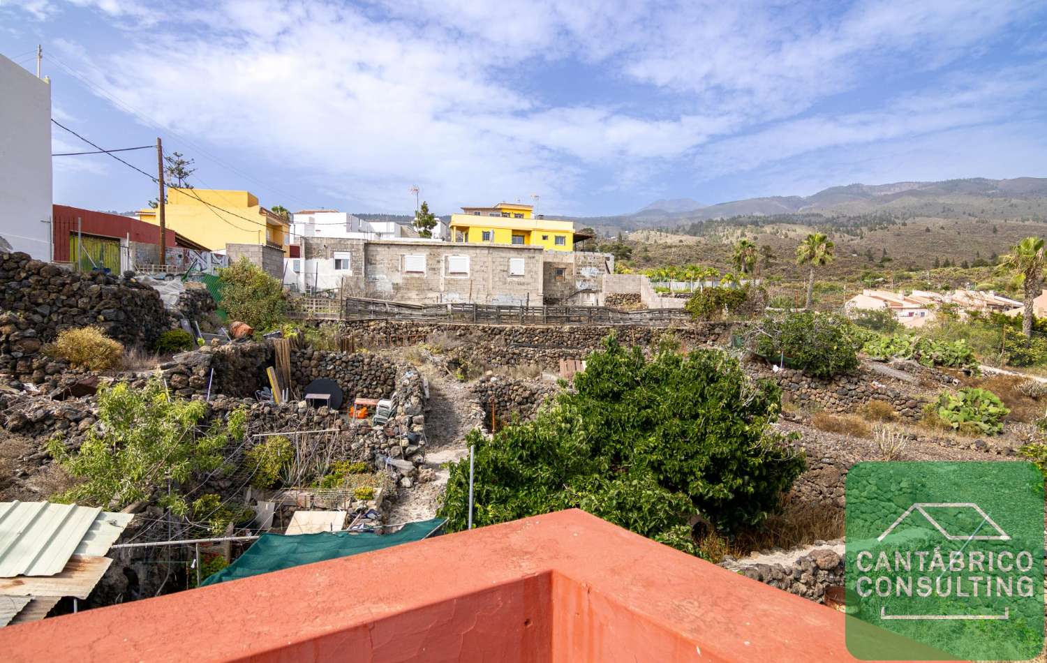 GUIA DE ISORA CASA CON TERRENO URBANO IDEAL INVERSORES