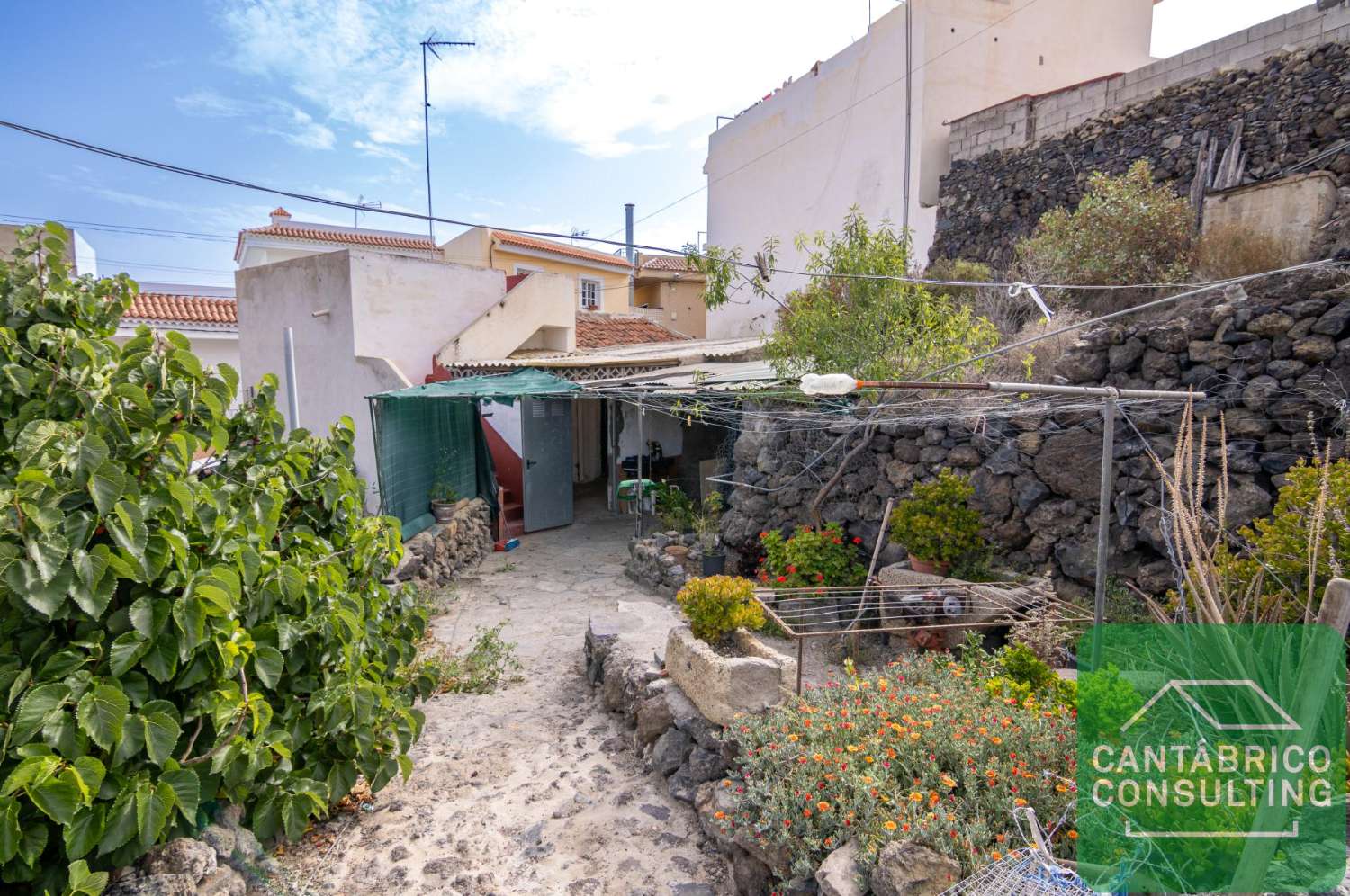GUIA DE ISORA CASA CON TERRENO URBANO IDEAL INVERSORES