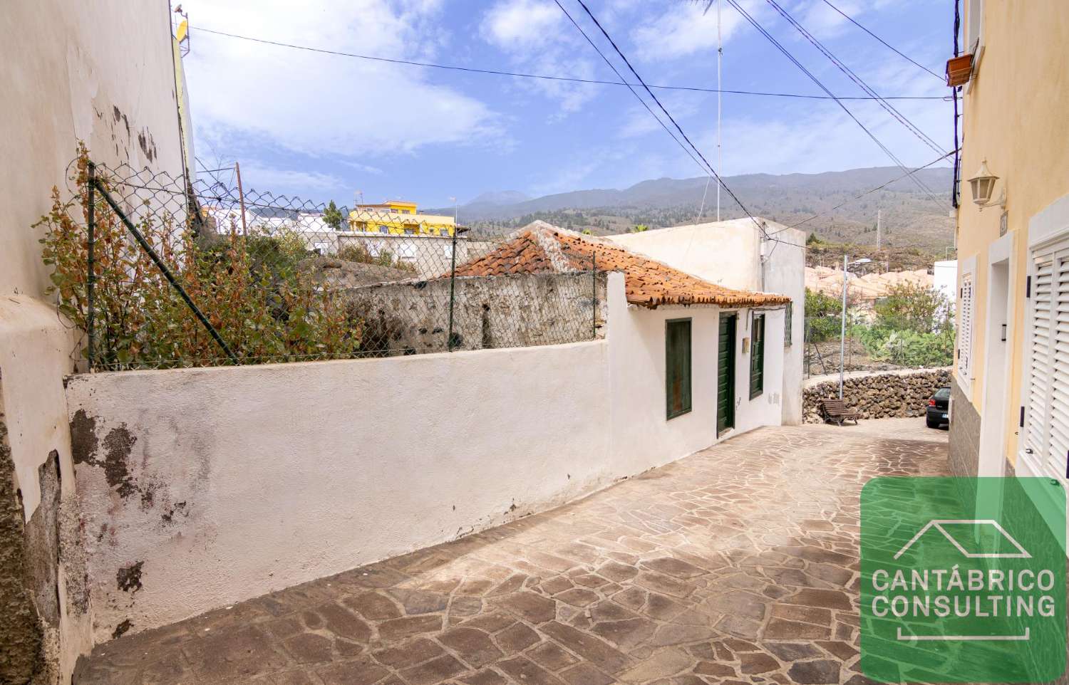 GUIA DE ISORA CASA CON TERRENO URBANO IDEAL INVERSORES