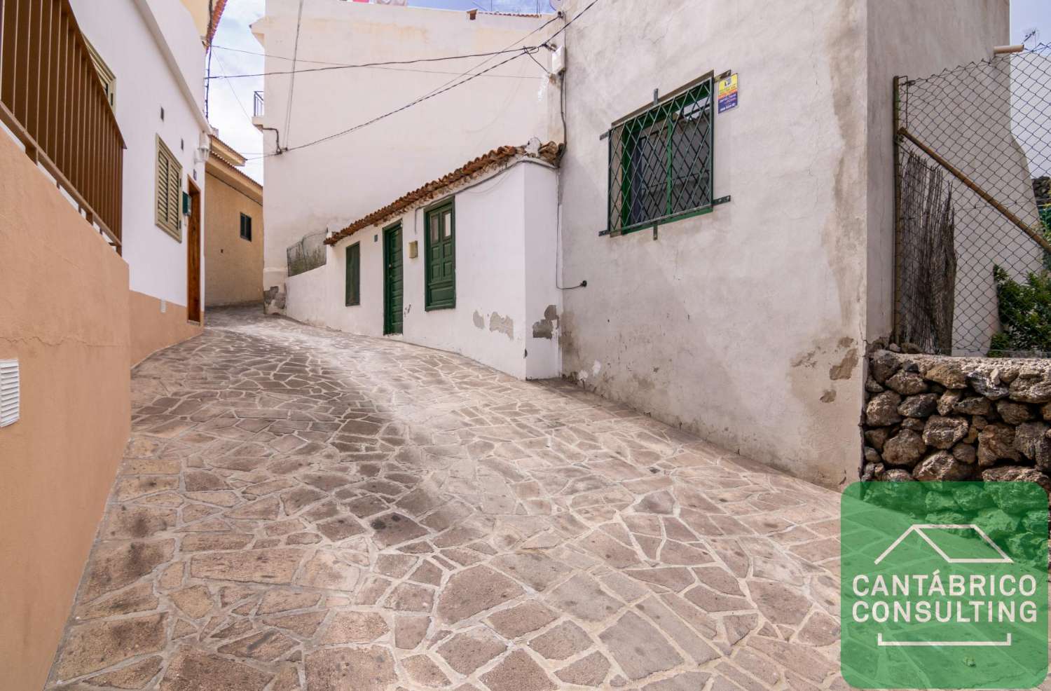 GUIA DE ISORA CASA CON TERRENO URBANO IDEAL INVERSORES
