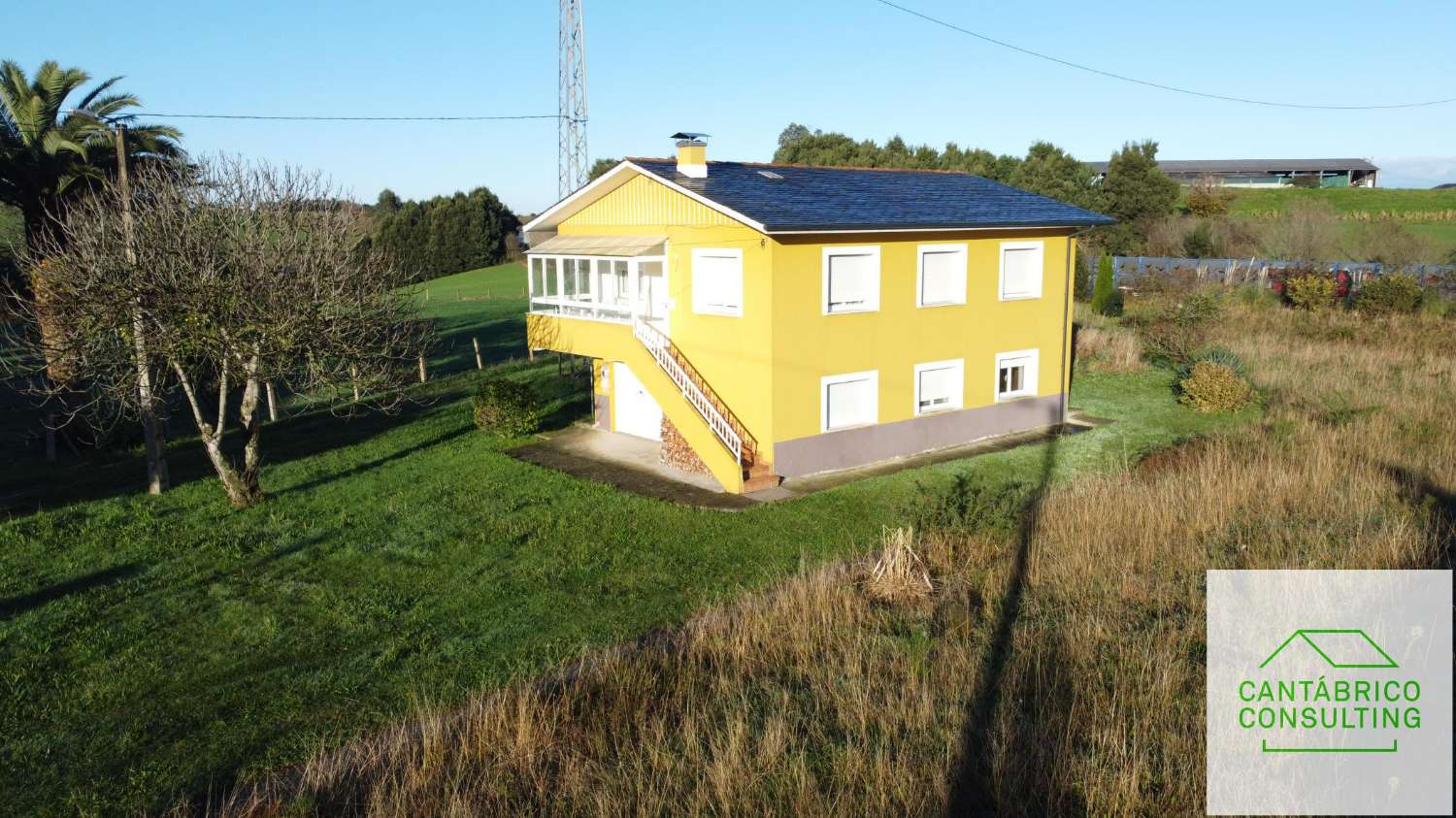 Casa en muy buen estado con Sotano, Vivienda en primera planta, terraza soleada y finca de 900 metros.