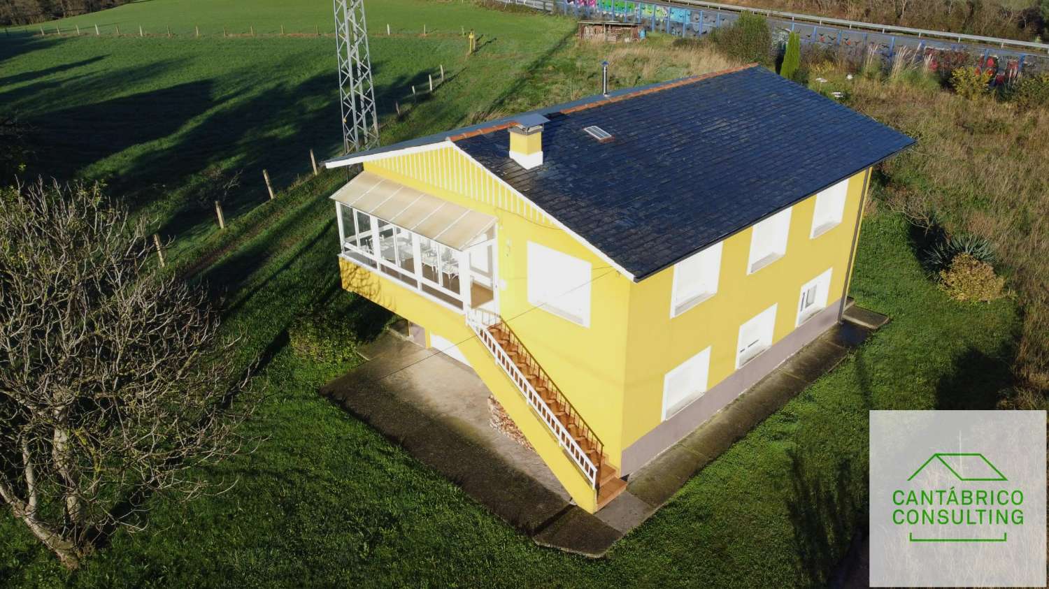 Casa en muy buen estado con Sotano, Vivienda en primera planta, terraza soleada y finca de 900 metros.