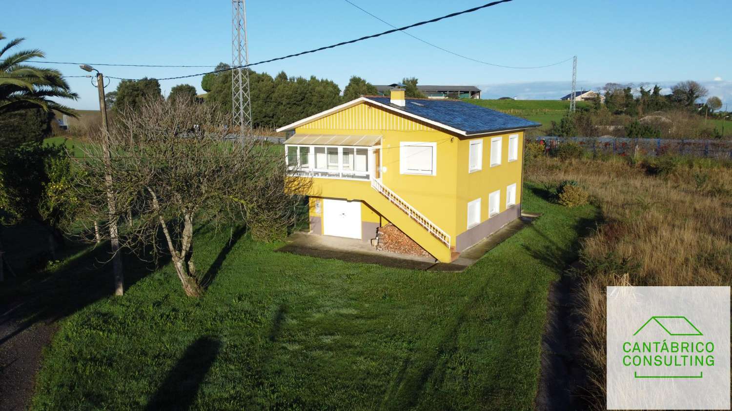 Casa en muy buen estado con Sotano, Vivienda en primera planta, terraza soleada y finca de 900 metros.