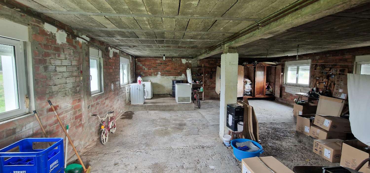 Casa en muy buen estado con Sotano, Vivienda en primera planta, terraza soleada y finca de 900 metros.