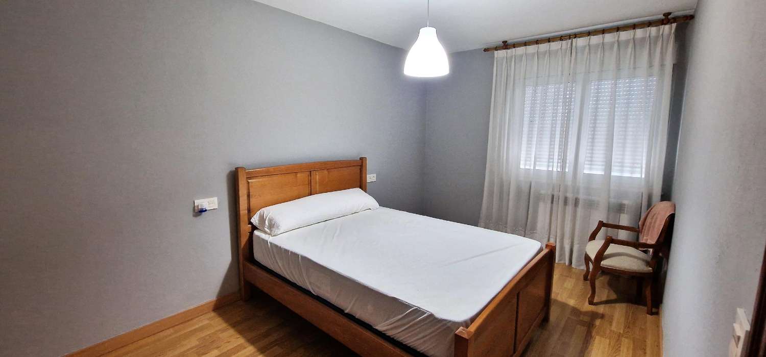 Casa en muy buen estado con Sotano, Vivienda en primera planta, terraza soleada y finca de 900 metros.