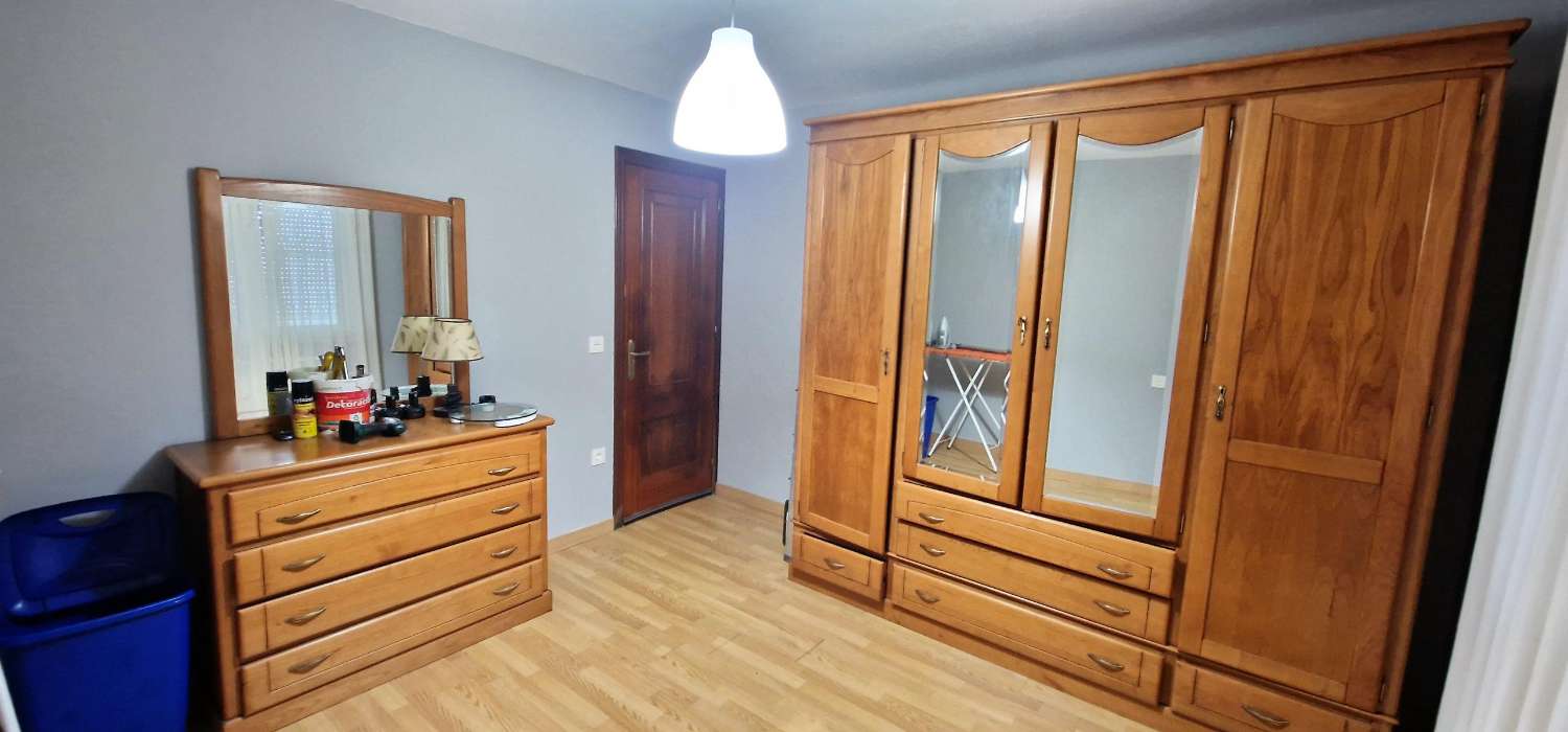 Casa en muy buen estado con Sotano, Vivienda en primera planta, terraza soleada y finca de 900 metros.