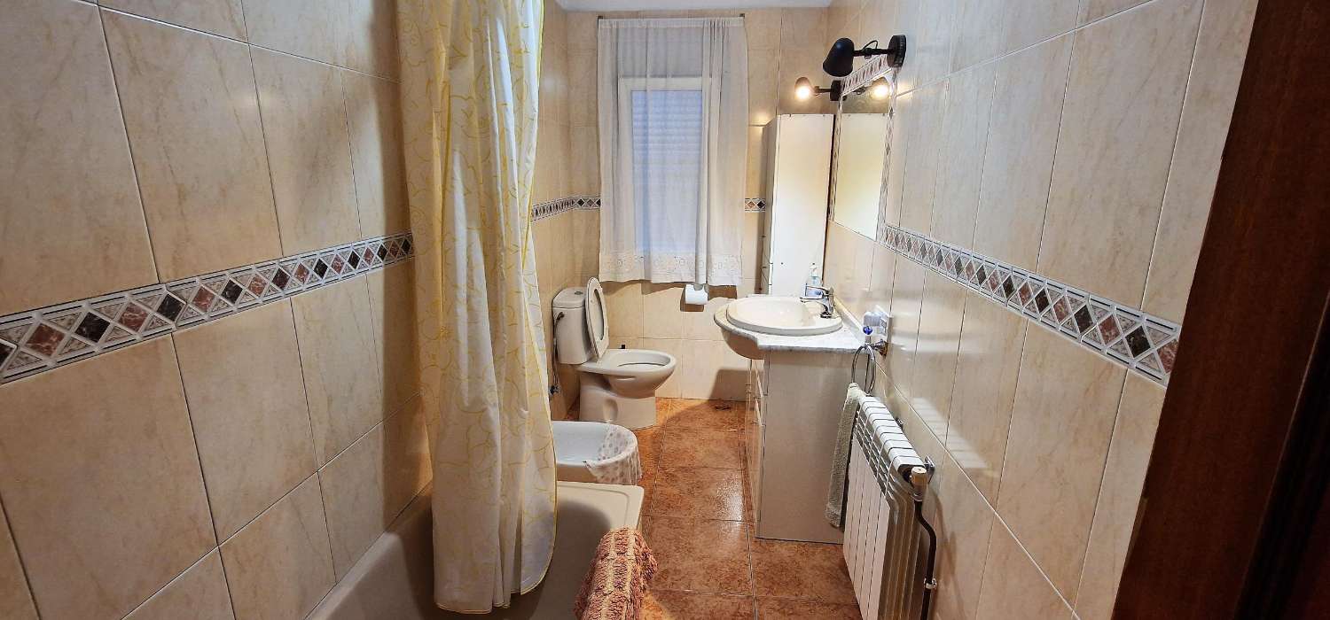 Casa en muy buen estado con Sotano, Vivienda en primera planta, terraza soleada y finca de 900 metros.