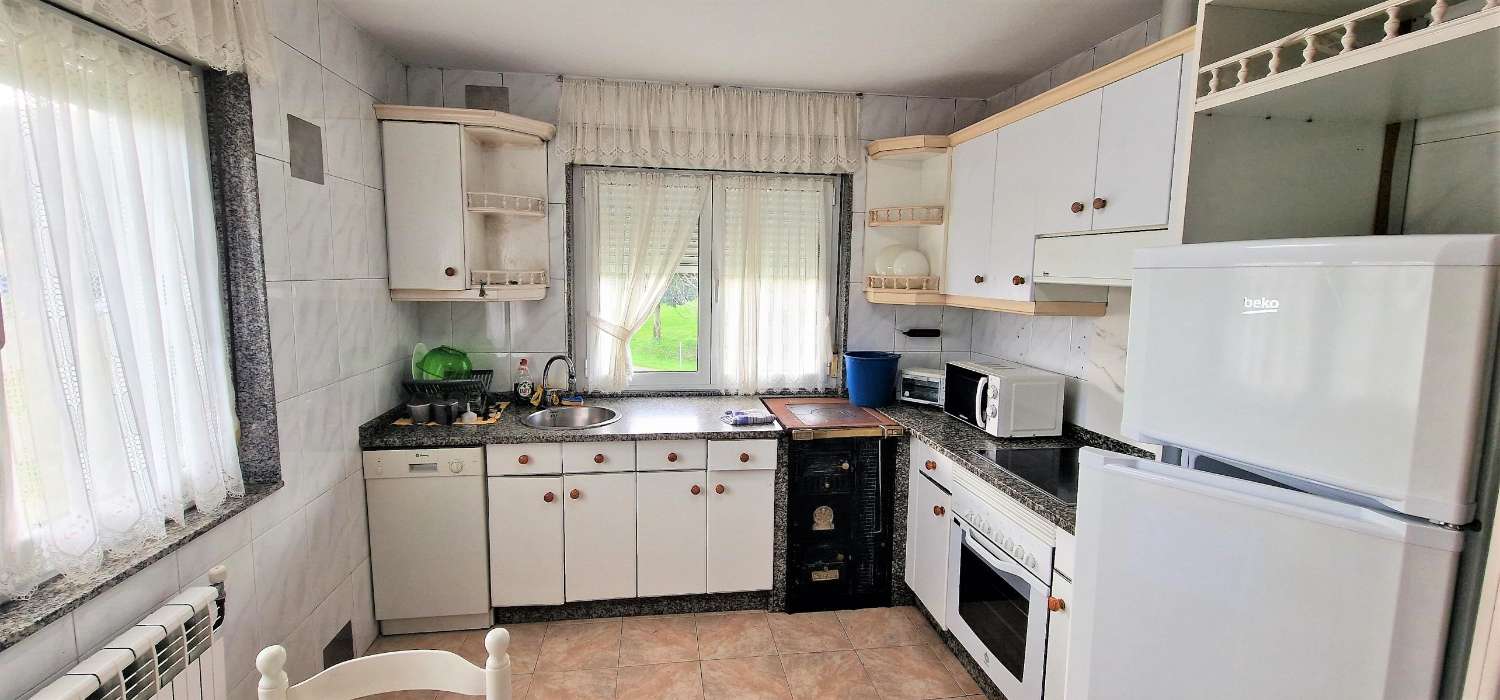 Casa en muy buen estado con Sotano, Vivienda en primera planta, terraza soleada y finca de 900 metros.