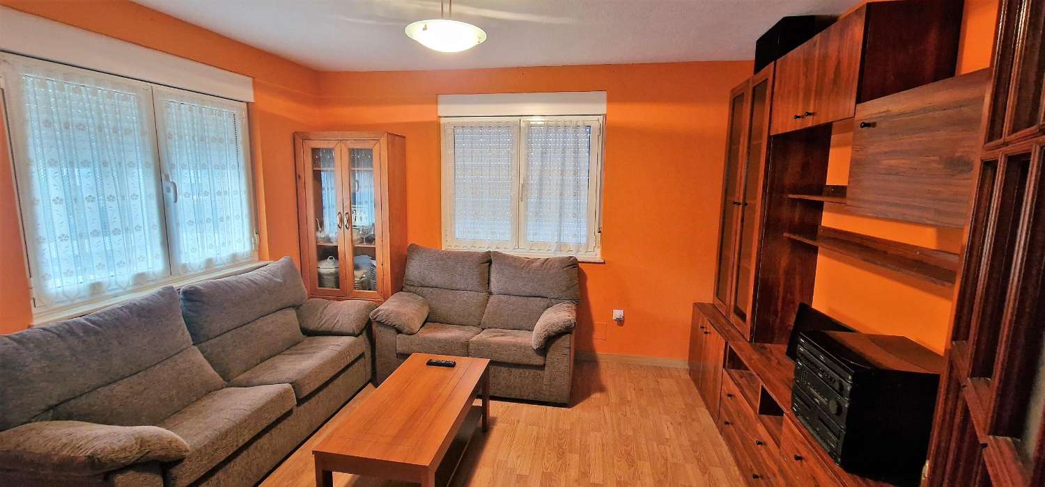 Casa en muy buen estado con Sotano, Vivienda en primera planta, terraza soleada y finca de 900 metros.