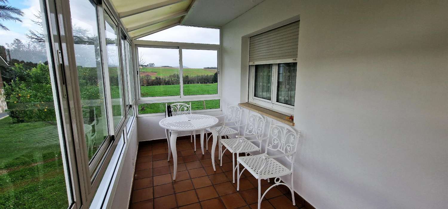 Casa en muy buen estado con Sotano, Vivienda en primera planta, terraza soleada y finca de 900 metros.
