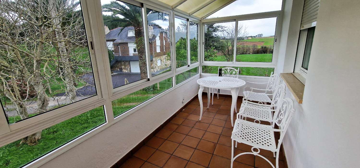 Casa en muy buen estado con Sotano, Vivienda en primera planta, terraza soleada y finca de 900 metros.