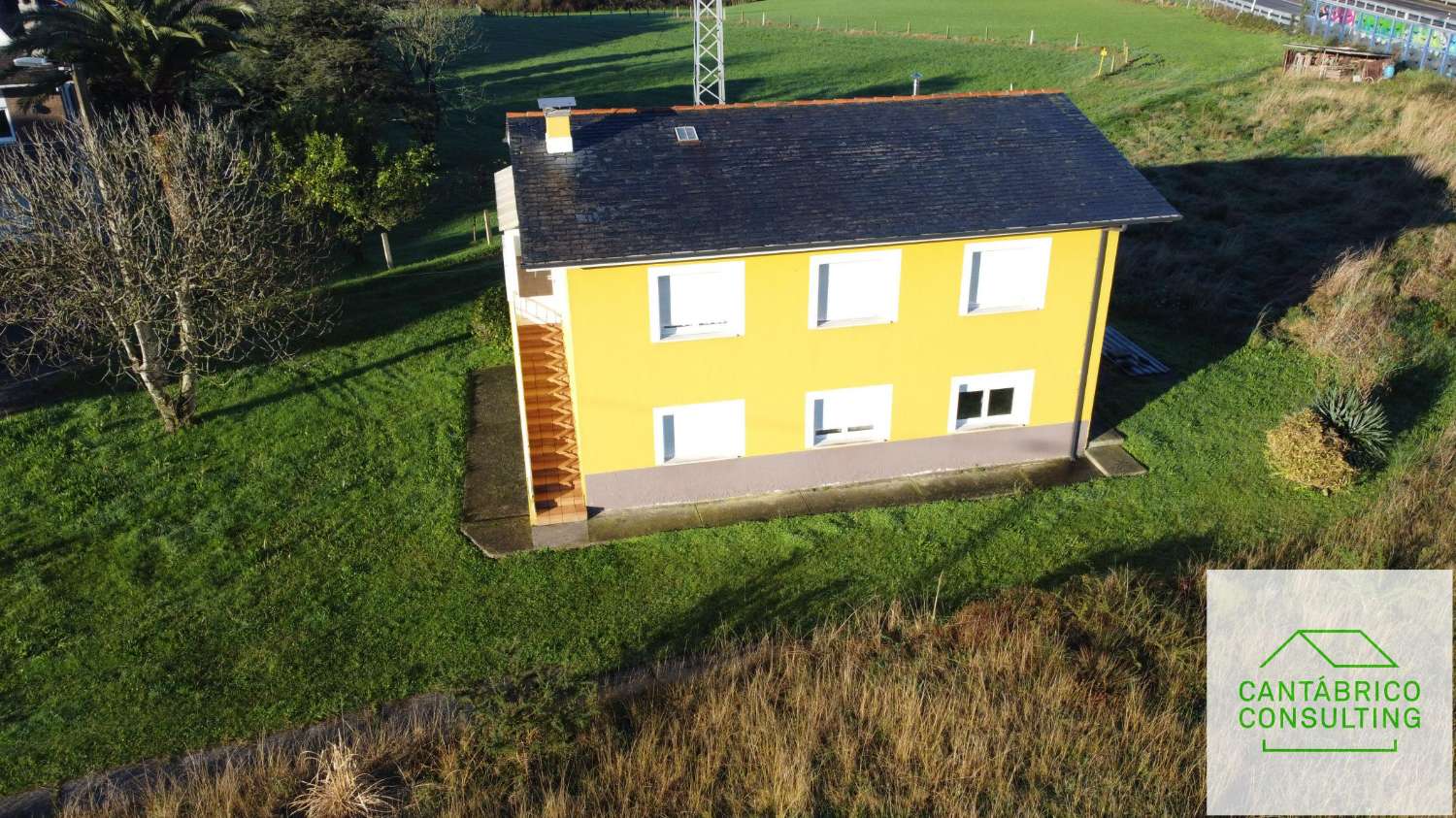 Casa en muy buen estado con Sotano, Vivienda en primera planta, terraza soleada y finca de 900 metros.